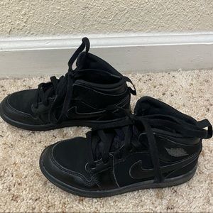 💎Kids Jordan 1 size 13c black mid
